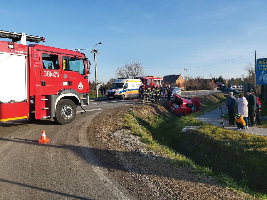 Dwie osoby ranne w wypadku w Gorzycach na drodze krajowej 77. Zderzyły się tam dwa samochody
