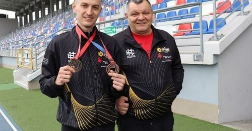 Mateusz Kaczor (z lewej) i jego trener Leszek Trzos mogą mieć powody do radości. Zawodnik RLTL Optimy Radom złoto mistrzostw Polski w półmaratonie.