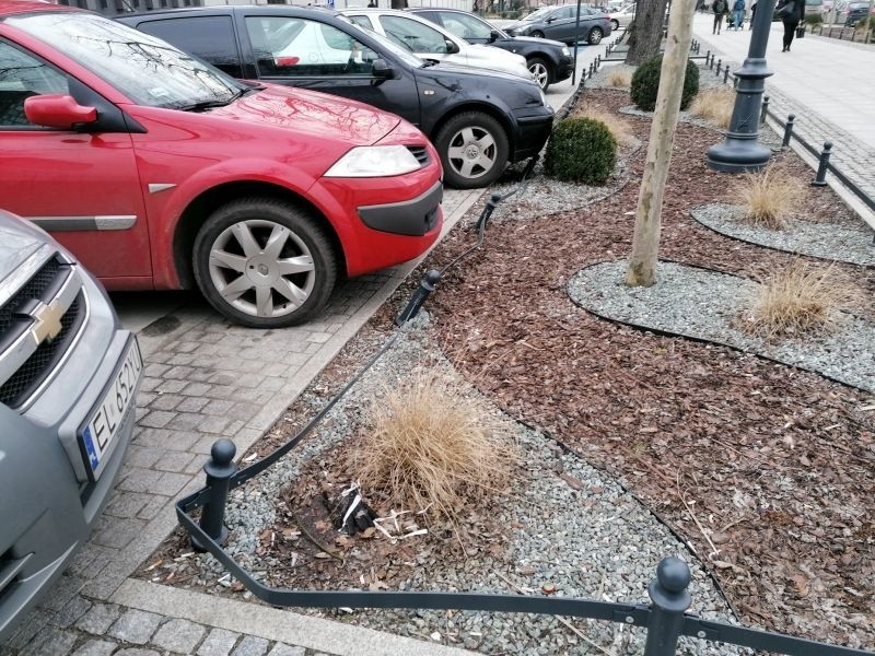 Zniszczone barierki na ulicy Traugutta w Łodzi. To kierowcy tak parkują.