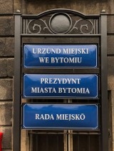 Bytom. Na budynku Urzędu Miejskiego pojawiły się tablice po śląsku. Miasto świętuje Dzień Śląskiej Flagi