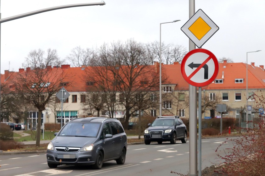 Zakaz skrętu w lewo w ul. 8 Maja z Dembowskiego, jadąc od...