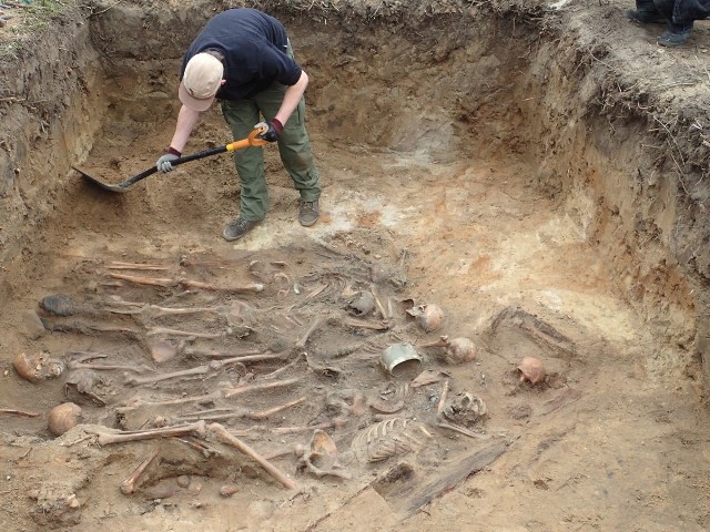 Podczas ekshumacji udało się odnaleźć szczątki wszystkich zabitych żołnierzy Wehrmachtu. Pracownicy Pomostu w zbiorowej mogile natknęli się także m.in. na kilka obrączek i nieśmiertelników