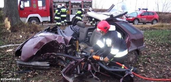 Tym samochodem kierował 20-latek. Auto wypadło z drogi i uderzyło w drzewo. Młody mężczyzna zginął na miejscu. Do tragedii doszło 7 grudnia w Tempoczowie Kolonii koło Skalbmierza.