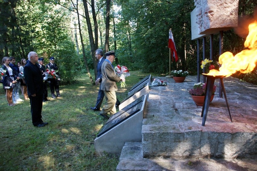 Pod pomnikiem Ofiar Faszyzmu w Chełmku uczcili pamięć poległych w czasie II wojny światowej