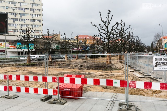 Plac ma być gotowy pod koniec czerwca tego roku. Wcześniej dowiemy się, czy prezydent i radni ugną się pod płynącymi z różnych stron wnioskami o zmianę patrona tego miejsca