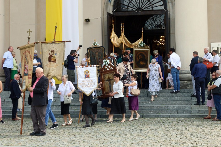 Boże Ciało w Lublinie. Procesje wyszły mimo epidemii, ale nie wszędzie. Zobacz zdjęcia 