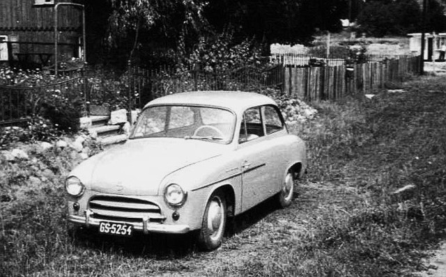 Syrena,  sfotografowana w Krynicy Morskiej. Auto pochodzi z samego początku produkcji, z roku 1958 lub 1959.