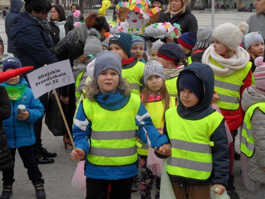 Częstochowskie przedszkolaki, na placu Biegańskiego, przed...