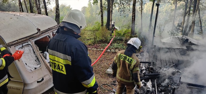 Dobczyce. Pożar wiaty i przyczepy kempingowej [ZDJĘCIA]