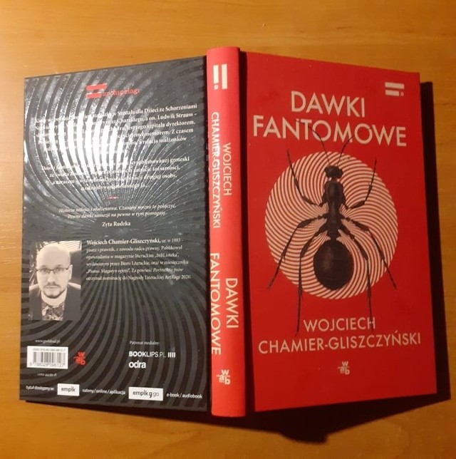 "Dawki fantomowe", kolejna powieść radcy prawnego Wojciecha Chamiera-Gliszczyńskiego, reklamowane są jako "wysublimowana groteska ze świata Rolanda Topora".