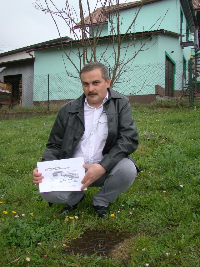 Radny Roman Sermak przy studzience kanalizacyjnej koło jego domu. Uważa, że za studzienkę i przyłącze powinna zapłacić gmina