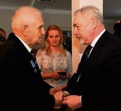 Prof. Zbigniew Engel (z lewej) odbiera od prezydenta Jacka Majchrowskiego odznaczenie Honoris Gratia Fot. archiwum