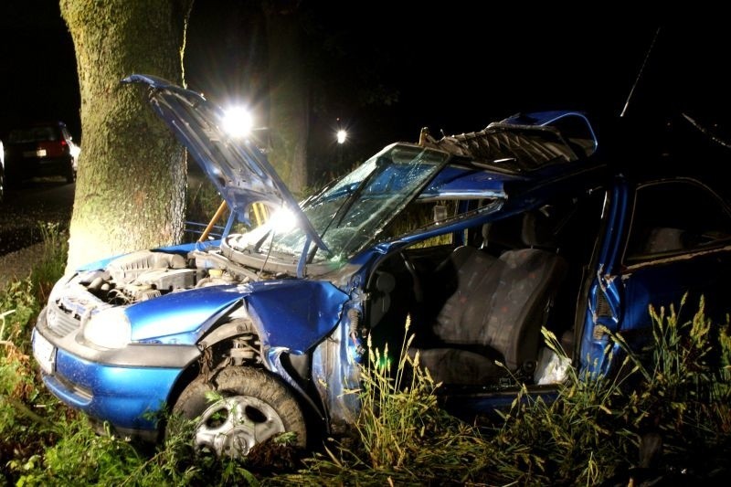 Samochód, kórym jechał 28-latek, rozbił się na drzewie w...