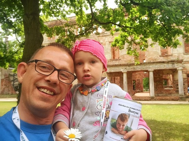 W niedzielę w Parku książęcym w Zatoniu i młodsi i starsi wspierali akcję pomocy dla siedmioletniego Borysa, który potrzebuje nowej pompy insulinowej. Na zdjęciu Marcin Jelinek z córką Alicją. Zobacz więcej zdjęć w galerii >>>