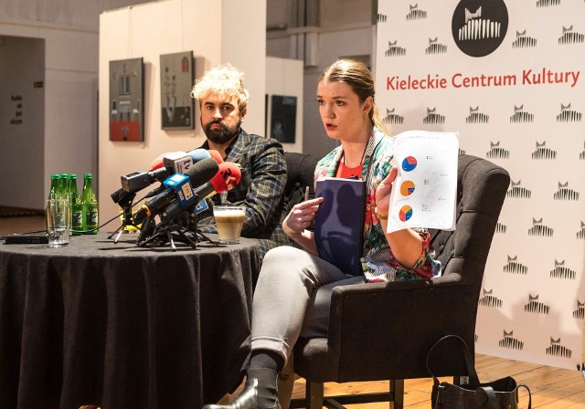 Pełniąca obowiązki dyrektora Kieleckiego Centrum Kultury Agata Klimczak-Kołakowska i wicedyrektor Artur Wijata podczas spotkania z mediami w Galerii Winda.