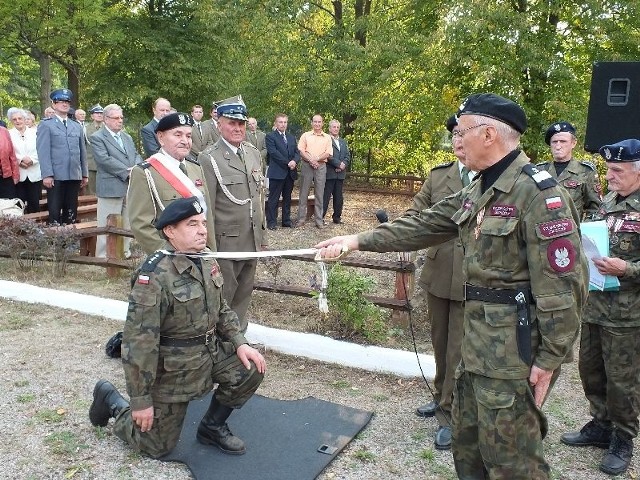 Generał Jan Grudniewski (z prawej), awansuje Franciszka Lefka do stopnia kapitana Polskich Drużyn Strzeleckich