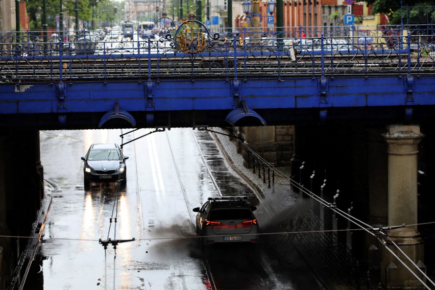 Kraków. Zatrzymanie tramwajów na ul. Lubicz. Tory zalane