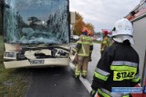 Autobus zderzył się z ciężarówką. Dwie osoby trafiły do szpitala 