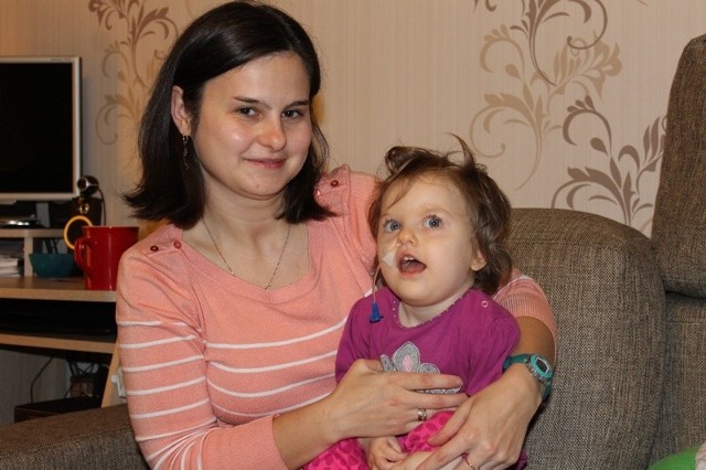 Emilka - mimo ciężkich przeżyć - jest pogodną dziewczynką. Na zdjęciu z mamą Ewą.