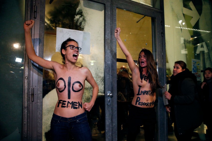 Francja: Działaczki Femen zakłóciły pokaz filmów Romana Polańskiego w Paryżu [ZDJĘCIA] [WIDEO] [18+]