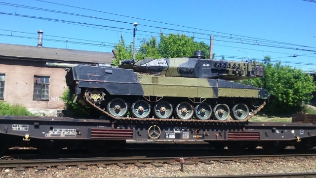 Pociąg z kilkunastoma leopardami i innym ciężkim sprzętem pojawił się  na białostockim dworcu kolejowym w miniony weekend. Czołgi zrobiły wrażenie na mieszkańcach.