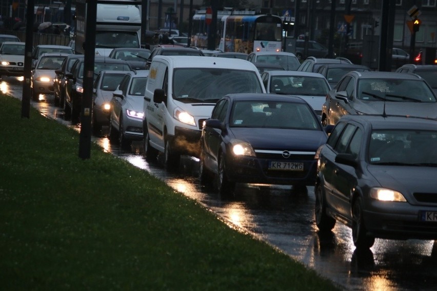Trudne warunki do jazdy. Na krakowskich drogach były ogromne korki i opóźnienia w komunikacji