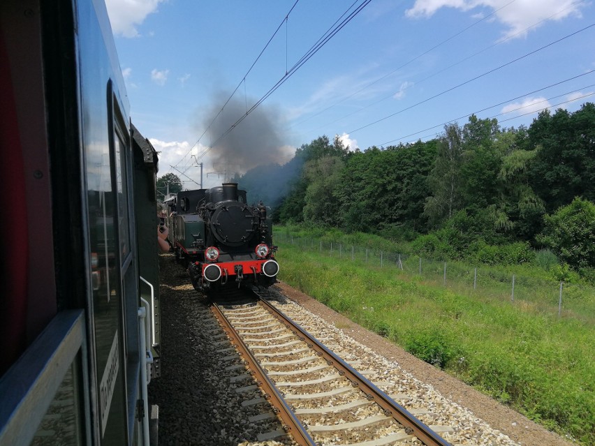 Wyścig parowozu z lokomotywą we Wrocławiu.