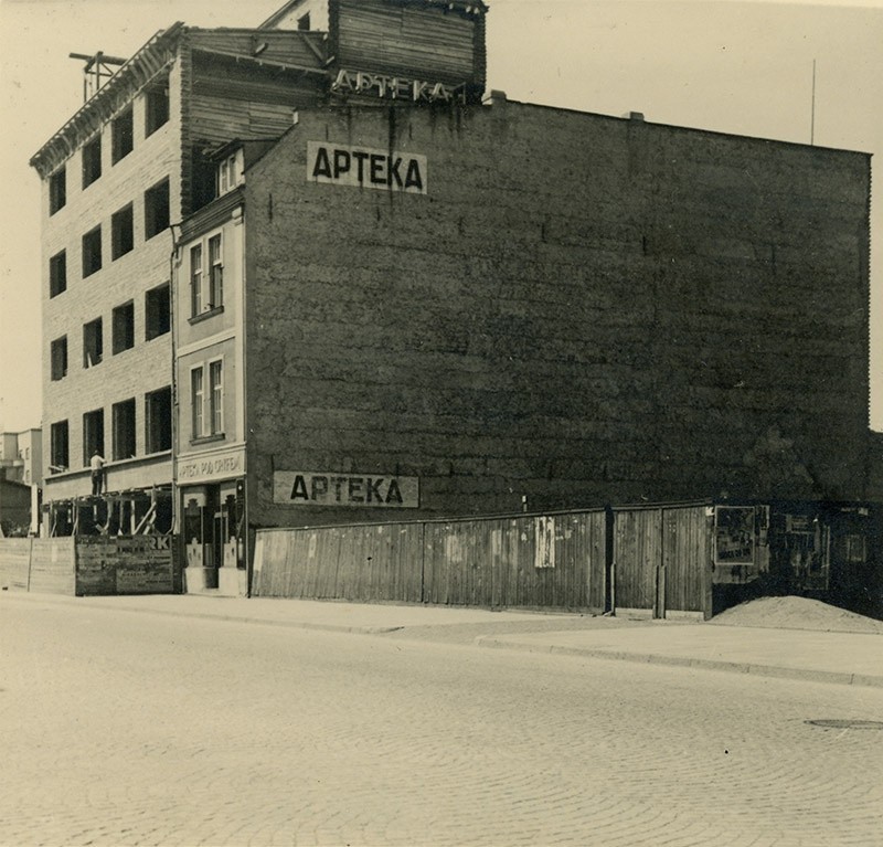 „Apteka pod Gryfem” przy ul. Starowiejskiej 34. 1935-1936.