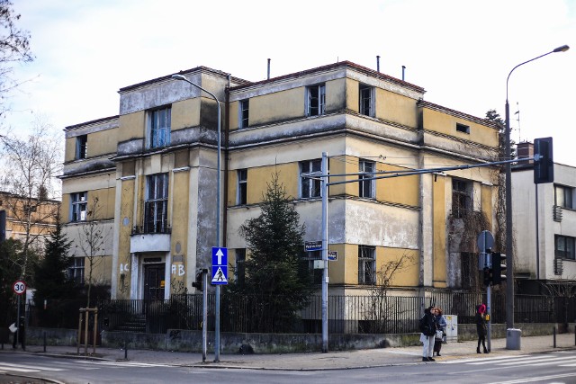 Komisariat policji przy ul. Wyspiańskiego na Łazarzu zlikwidowano w 2010 roku. Od tamtej pory budynek stoi opuszczony i niszczeje. Jak dziś wygląda? Przekonajcie się.Kolejne zdjęcie ----->