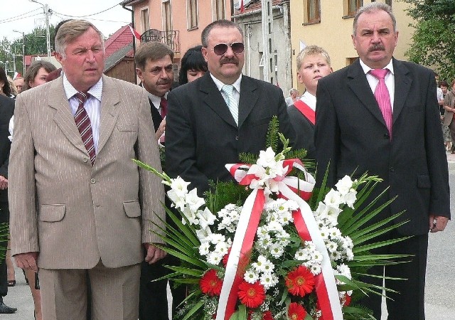 Kwiaty przed pomnikiem podczas czwartkowej uroczystości złożyła także delegacja samorządu Skalbmierza, z burmistrzem Michałem Markiewiczem (z prawej).