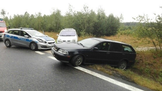 Wypadek w powiecie jędrzejowskim. Volvo uderzyło w radiowóz, policjanci w szpitalu