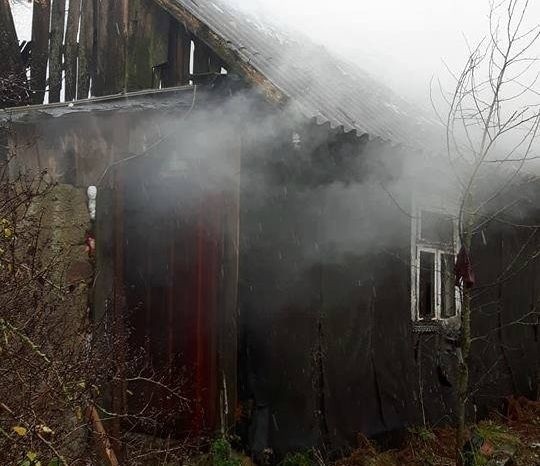 Do zdarzenia doszło w poniedziałek o godzinie 11.00. Strażacy zostali zadysponowani do pożaru drewnianego domu w Izbiszczach.