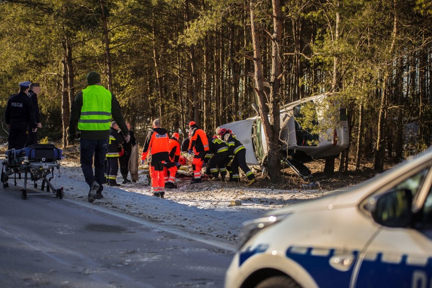 Żebry-Chudek: wypadek. Za kierownicą mieszkaniec z powiatu makowskiego. 16-letnia pasażerka alfa romeo trafiła do szpitala [ZDJĘCIA]