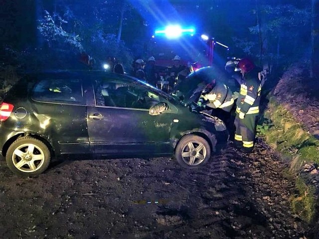 W niedzielny wieczór dwie kobiety jadące volkswagenem miały wypadek w lesie w okolicach Nowego Tomyśla. Doszło do niego na leśnej drodze, przez co strażacy mieli problem z dokładnym zlokalizowaniem miejsca wypadku. Zobacz zdjęcia ------>