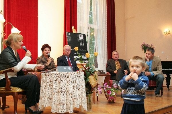 Mały Ksawery chciał być blisko honorowych  gości: (od lewej) pisarki Ewy Grętkiewicz, prof.  Maksymiliana Grzegorza, prof. Włodzimierza  Roszczynialskiego i Jacka  Kurowskiego.poprowadziła Cecylia  Szupryczyńska.