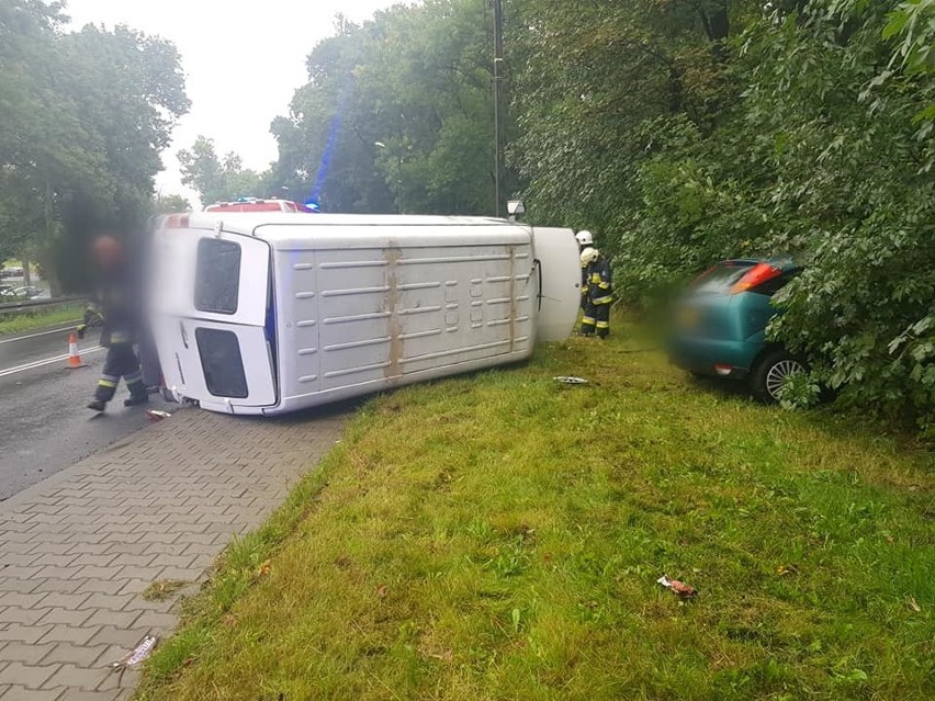 Wypadek w Słomnikach. Zderzyły się dwa samochody osobowy z dostawczym. Dwie osoby poszkodowane
