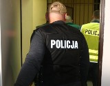 Częstochowa. Policja zatrzymała 34-latka poszukiwanego dwoma listami gończymi, kiedy przyjechał przed świętami do rodziny