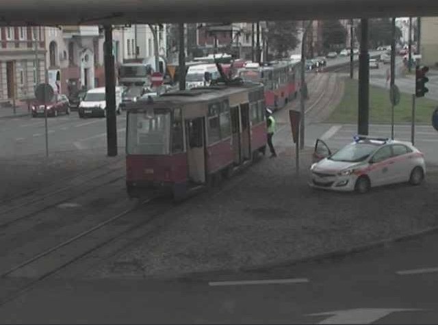 W piątek około godziny 12.30 krótko nie kursowały tramwaje jadące ulicą Jagiellońską w kierunku ronda Fordońskiego.Wszystko z powodu kolizji, do której doszło przy dworcu autobusowym na Jagiellońskiej. Samochód zderzył się tam z tramwajem. Nikomu nic się nie stało. - Ruch tramwajowy w kierunku ronda Fordońskiego był chwilowo wstrzymany - poinformował nas dyżurny MZK w Bydgoszczy.Obecnie w miejscu kolizji nie ma już utrudnień, a tramwaje kursują normalnie.Info z Polski - 7 września 2017 roku.