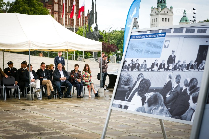 Nowa wystawa na dachu Centrum Dialogu Przełomy w Szczecinie - "1989. Próba dialogu" [ZDJĘCIA]