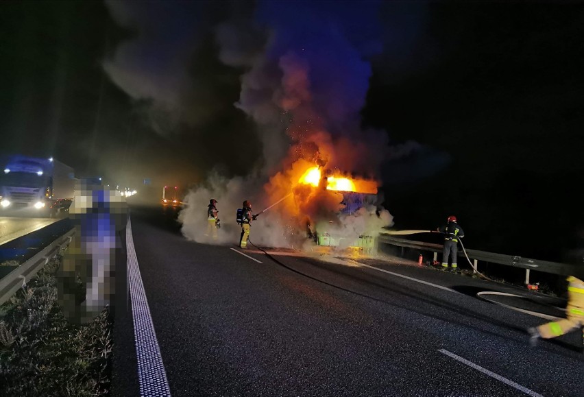 S8. Pożar autobusu w pobliżu węzła Lucynów. 4.11.2020. Zdjęcia