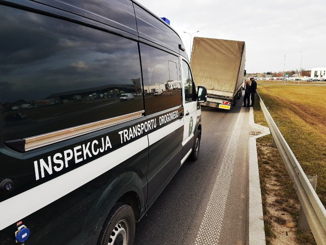Zagrożenie bezpieczeństwa w ruchu drogowym stwarzała ciężarówka białoruskiego przewoźnika, którą wykonywano przewóz z Rosji do Portugalii. Zestaw jechał bez jednego koła w naczepie. Na tym nie koniec usterek.