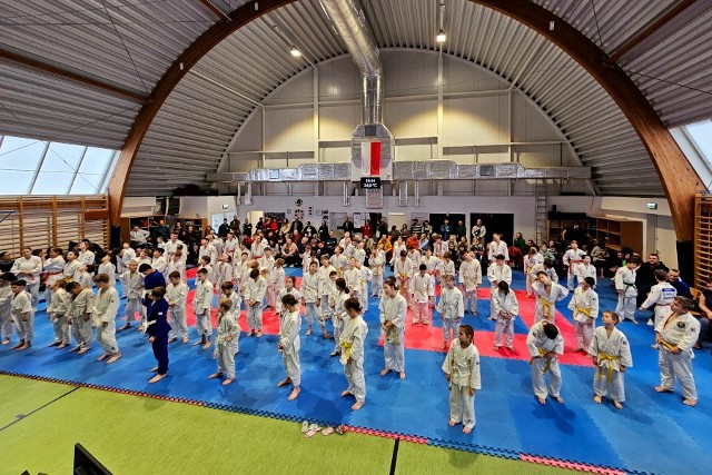 100 młodych dzieci i młodzieży wzięło udział w noworocznym turnieju judo