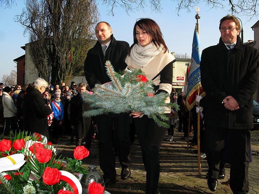 Składanie kwiatów pod pomnikiem AK i Polskiego Państwa...