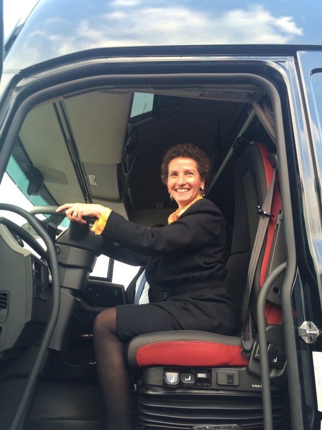 Spotkanie odbyło się w firmie transportowej, więc konsul Sabine Haake usiadła za kierownicą ciężarówki.