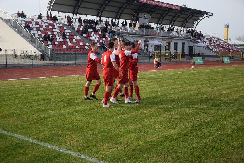 Trzecia liga. Pilica Białobrzegi - KS Kutno 3:1. Gole Kencela, Paterka i Niedzieli (ZOBACZ ZDJĘCIA Z MECZU)