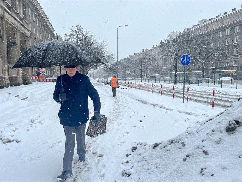 Kraków i Małopolska. Padający deszcz zamienił się w lód. Teraz śnieży. Są problemy