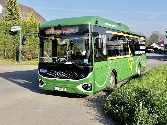 Autobus chińskiej marki King Long testowany w Nowym Sączu ma ponad 9 metrów długości i pomieści do 60 pasażerów. Na w pełni naładowanej baterii może przejechać do 300 km
