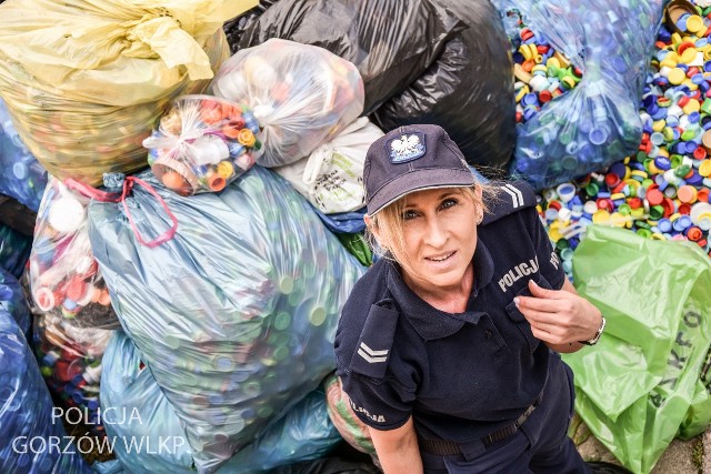 St. sierż. Monika Brojecka zbiera nakrętki dla chorej Zuzi. Gorzowska policjantka zaangażowała w pomoc wiele osób i instytucji. Zbierały przedszkola, sklepy i osoby prywatne. Dzięki temu policjantka przekazał aż 1,5 tony nakrętek.