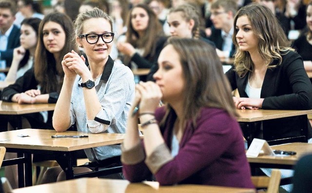 Trochę nerwów i stresu zamaskowanego pięknym uśmiechem, czyli oczekiwanie na egzaminacyjne arkusze z  języka polskiego