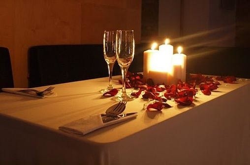 Romantyczna kolacjaKolacja w restauracji czy w domu? Zależy od tego co lubicie. Jedno jest pewne – romantyczna kolacja to idealny pomysł na spędzenie Dnia Chłopaka.